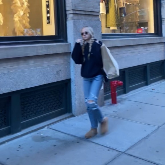 NYC Aritzia - Picture 3 of 13